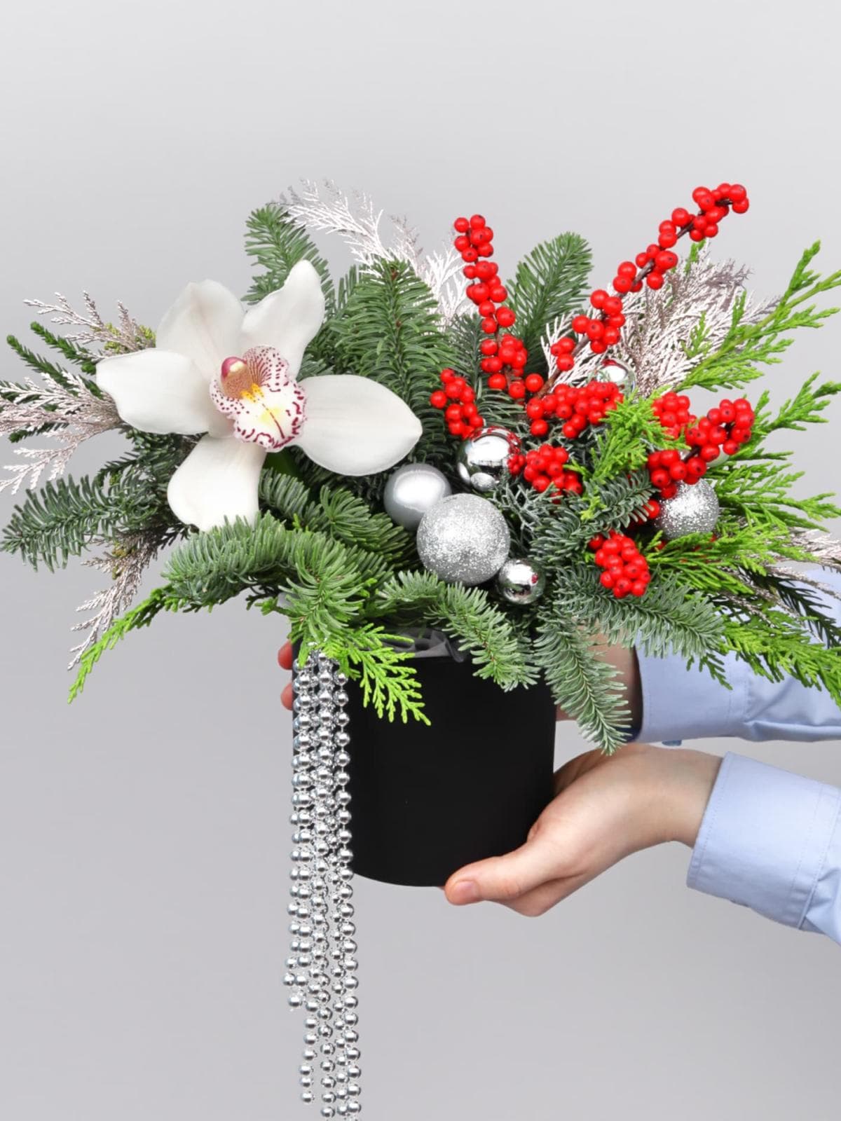 Новогодняя композиция из Нобилиса, Туи и Орхидеи в коробке «Серебряный Вальс»