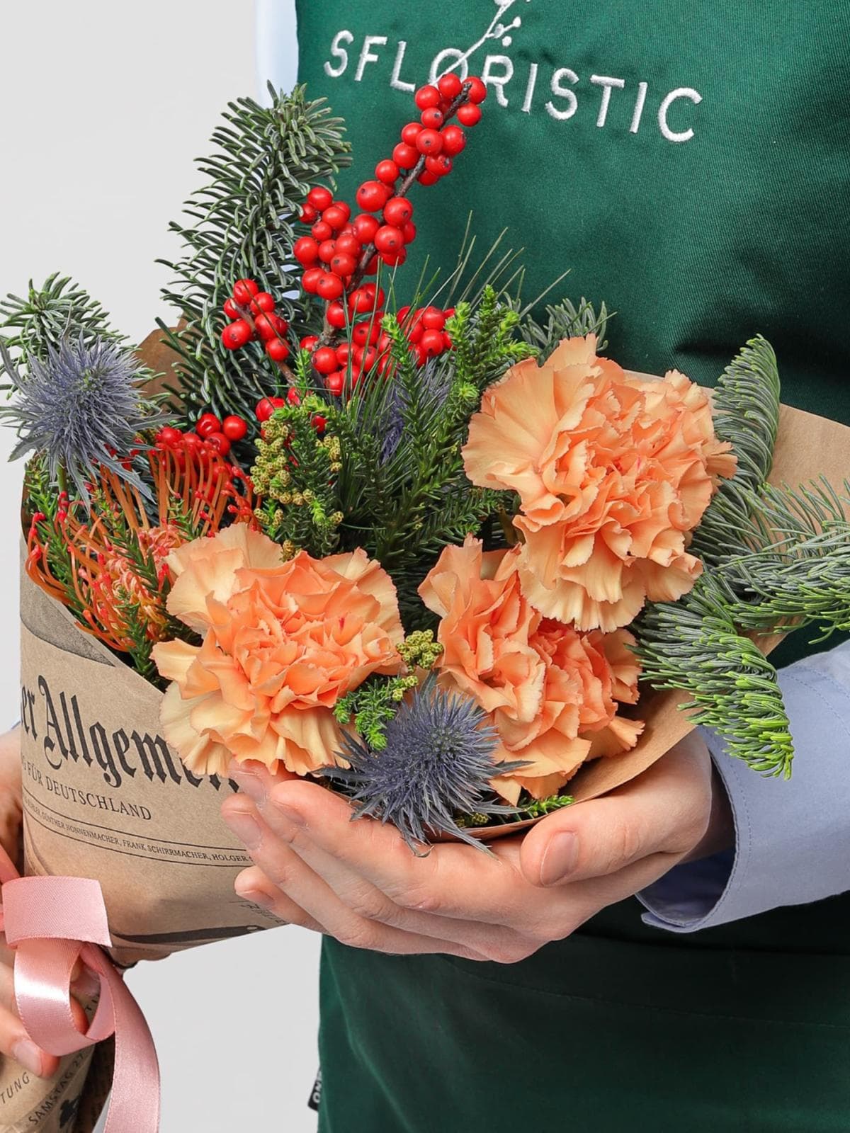 Новогодний букет из Нобилиса, Эрингиума и Диантусов «Зимние Сумерки»