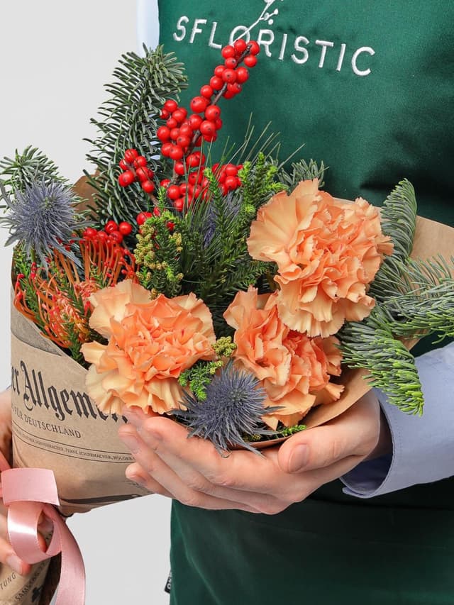 Новогодний букет из Нобилиса, Эрингиума и Диантусов «Зимние Сумерки»