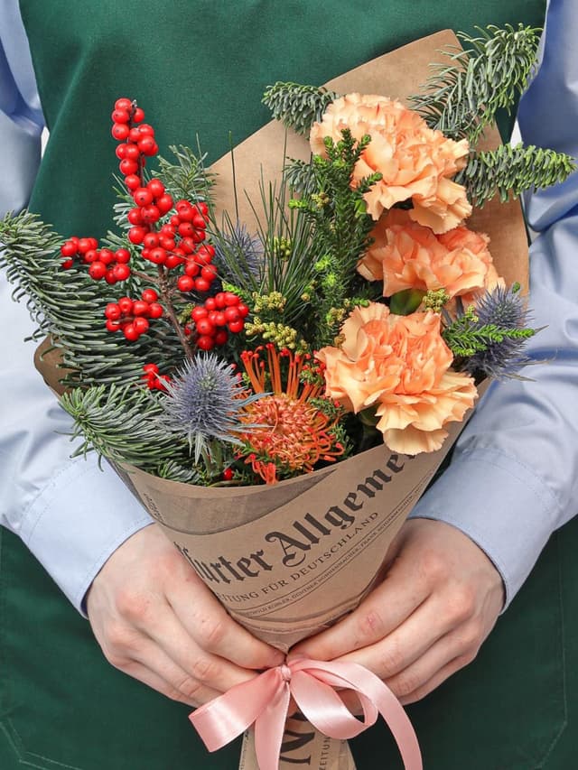 Новогодний букет из Нобилиса, Эрингиума и Диантусов «Зимние Сумерки»