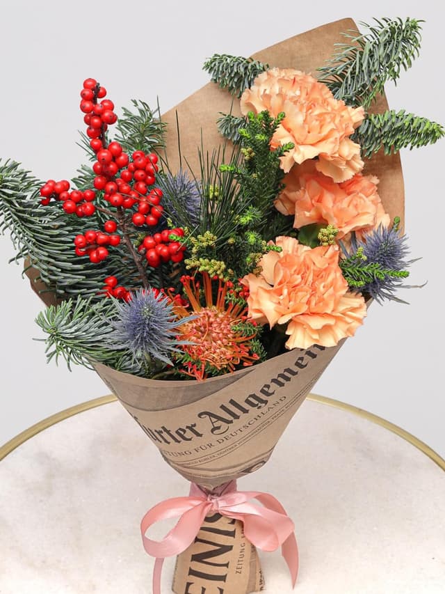 Новогодний букет из Нобилиса, Эрингиума и Диантусов «Зимние Сумерки»