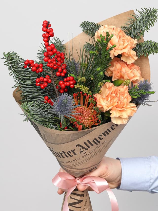 Новогодний букет из Нобилиса, Эрингиума и Диантусов «Зимние Сумерки»