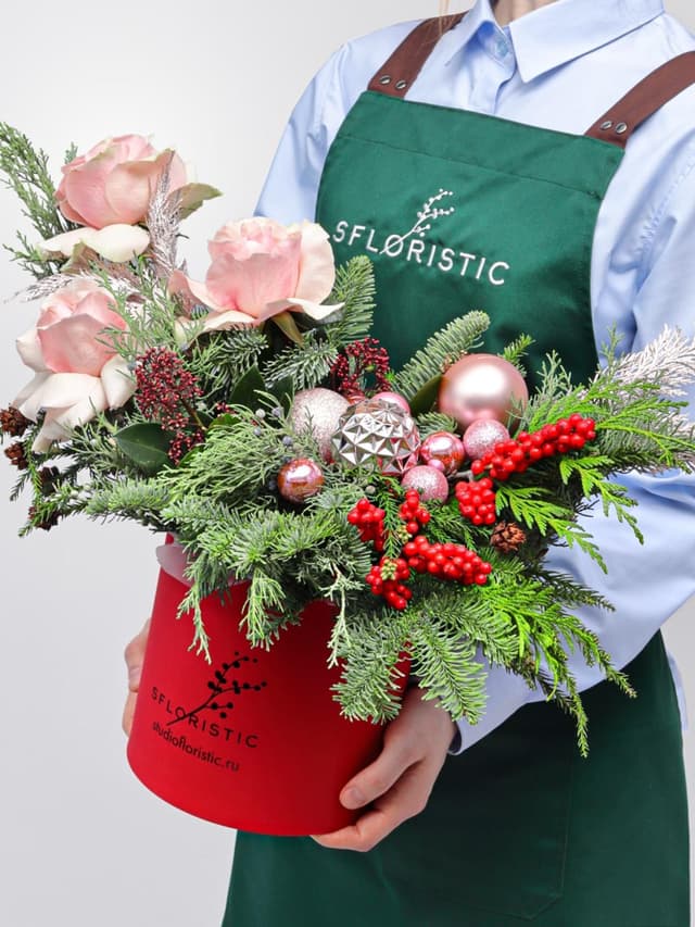 Новогодняя композиция из Нобилиса, Туи и Роз Эквадор в коробке «Зимний Румянец»