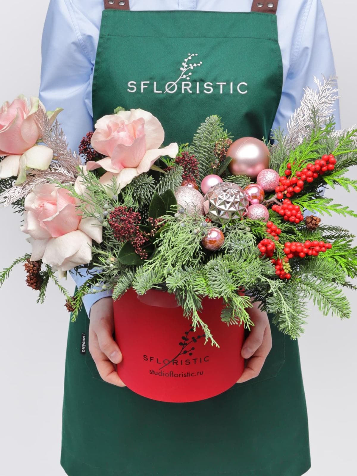 Новогодняя композиция из Нобилиса, Туи и Роз Эквадор в коробке «Зимний Румянец»