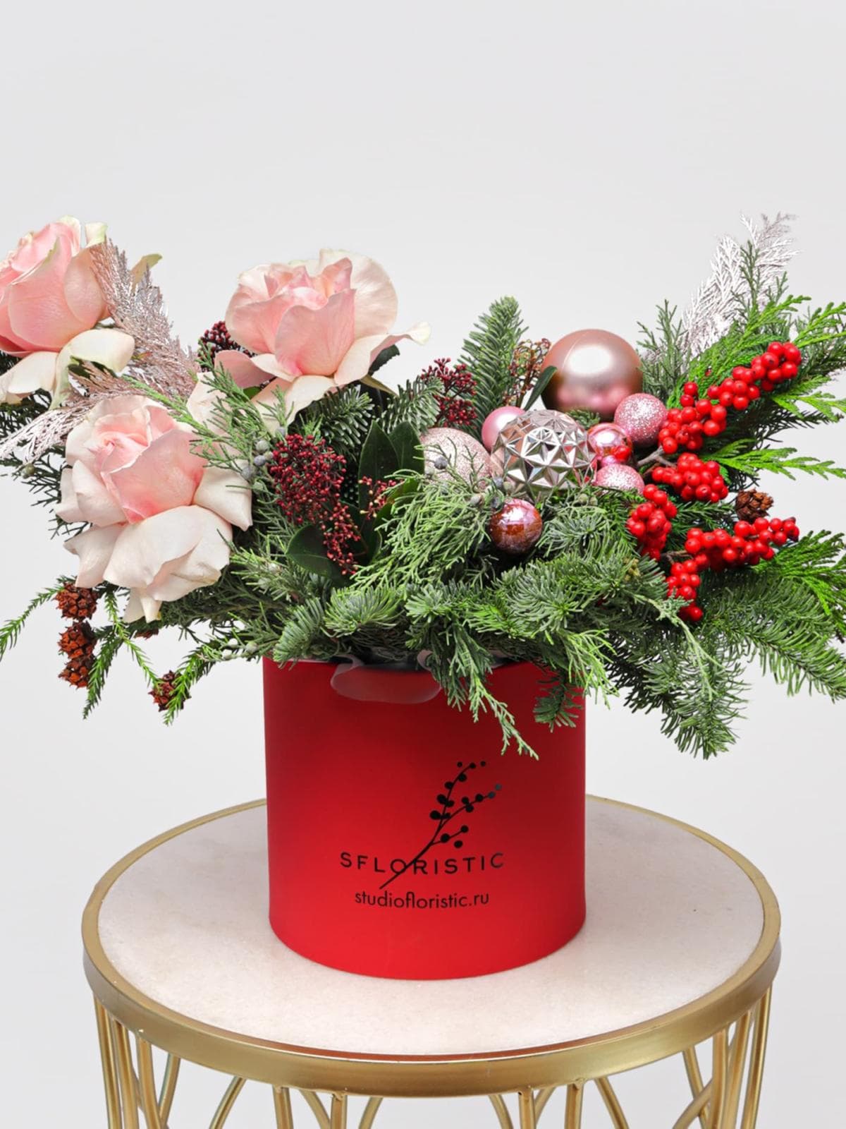 Новогодняя композиция из Нобилиса, Туи и Роз Эквадор в коробке «Зимний Румянец»