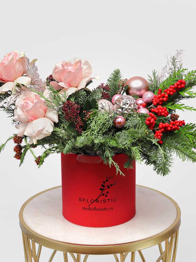 Новогодняя композиция из Нобилиса, Туи и Роз Эквадор в коробке «Зимний Румянец»