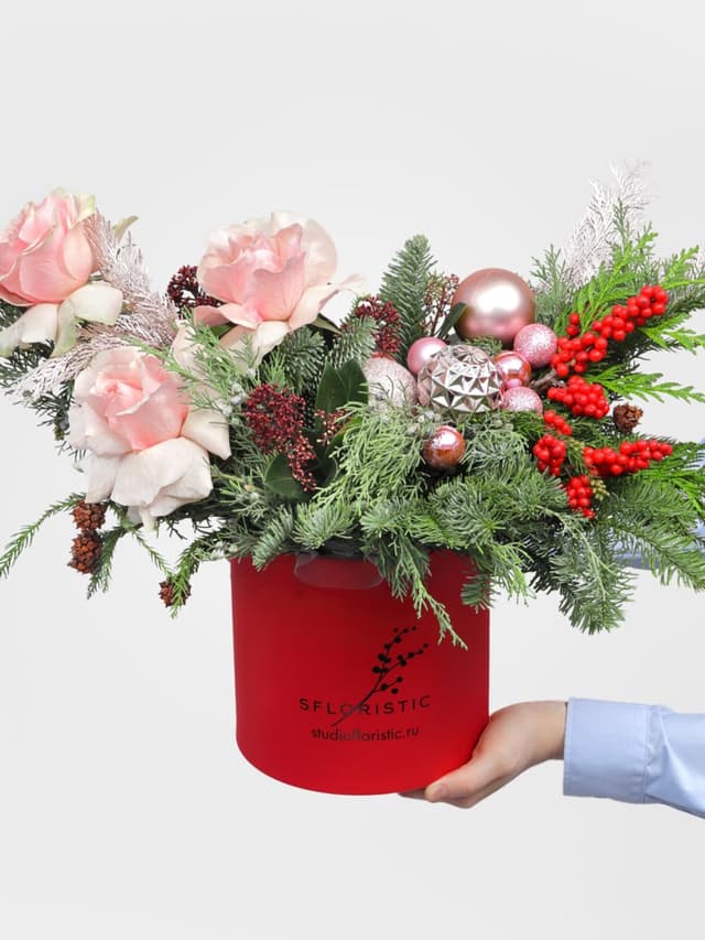 Новогодняя композиция из Нобилиса, Туи и Роз Эквадор в коробке «Зимний Румянец»