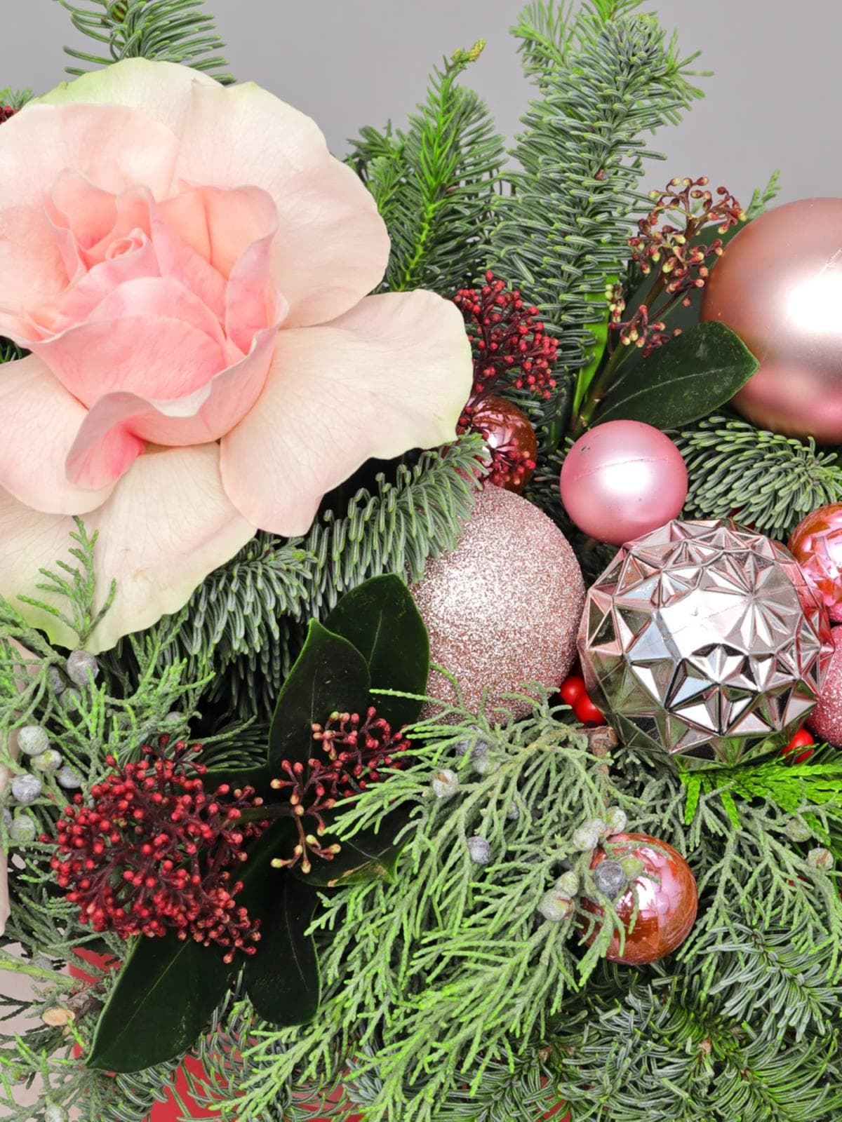 Новогодняя композиция из Нобилиса, Туи и Роз Эквадор в коробке «Зимний Румянец»