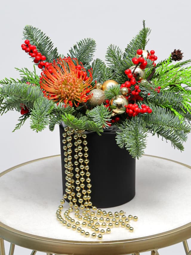 Композиция из Нобилиса, Туи и Леукаспермума в коробке «Путеводная Звезда»