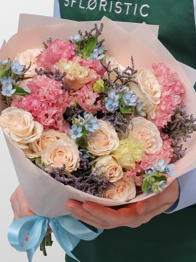 Букет из Эустомы, Кустовой розы и Оксипеталума «Сады Версаля»