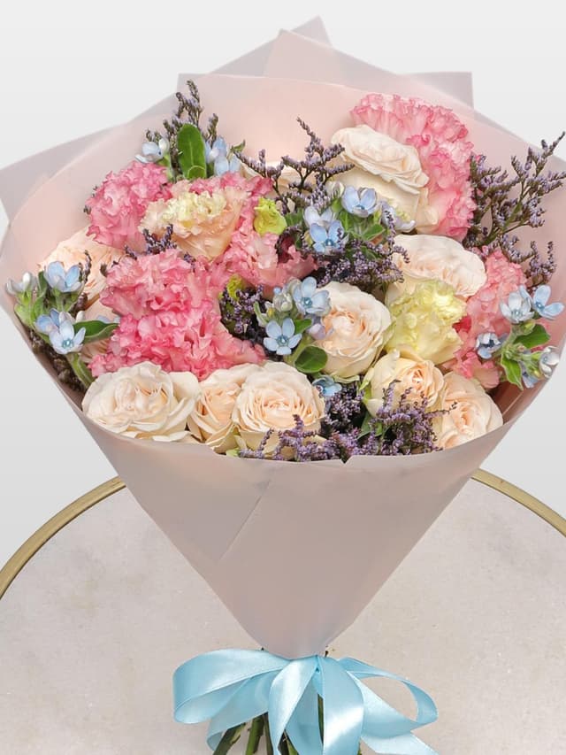 Букет из Эустомы, Кустовой розы и Оксипеталума «Сады Версаля»