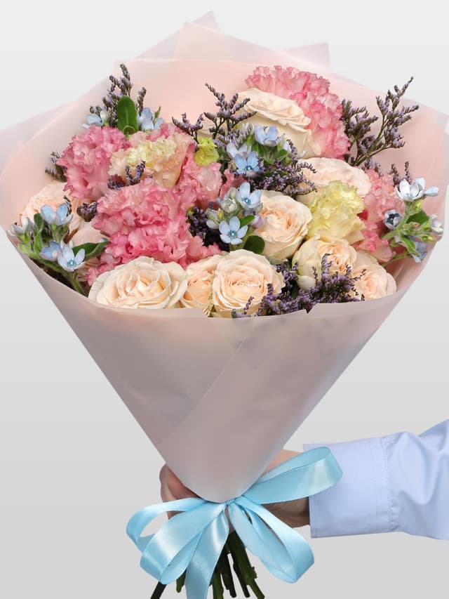 Букет из Эустомы, Кустовой розы и Оксипеталума «Сады Версаля»