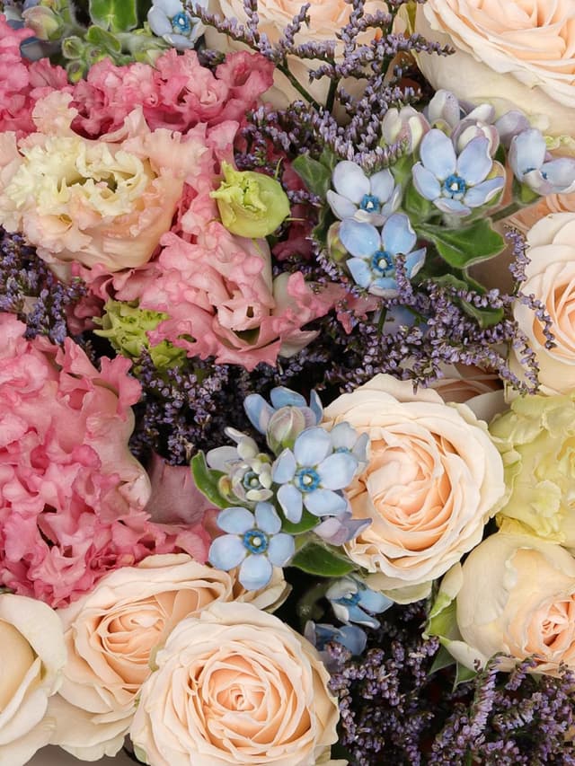 Букет из Эустомы, Кустовой розы и Оксипеталума «Сады Версаля»