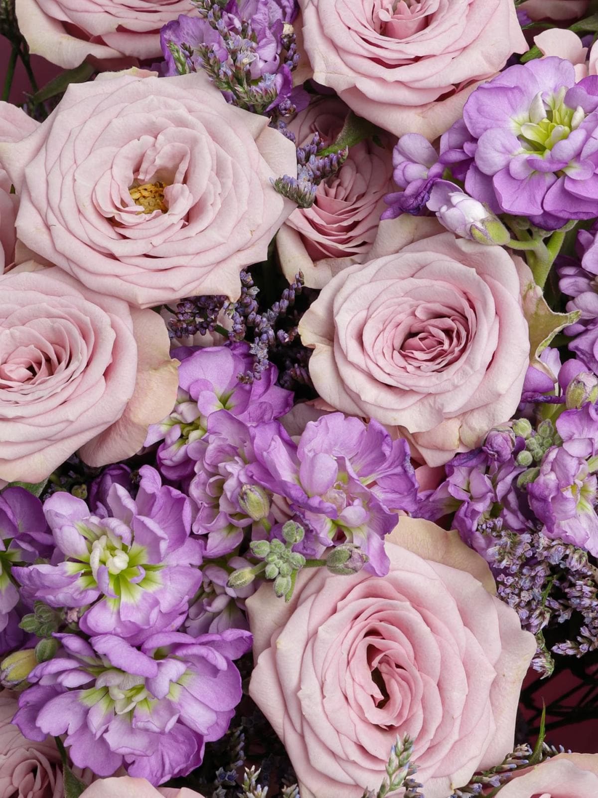 Букет из Кустовых Роз, Маттиол и Лимониума «Магия аметиста»