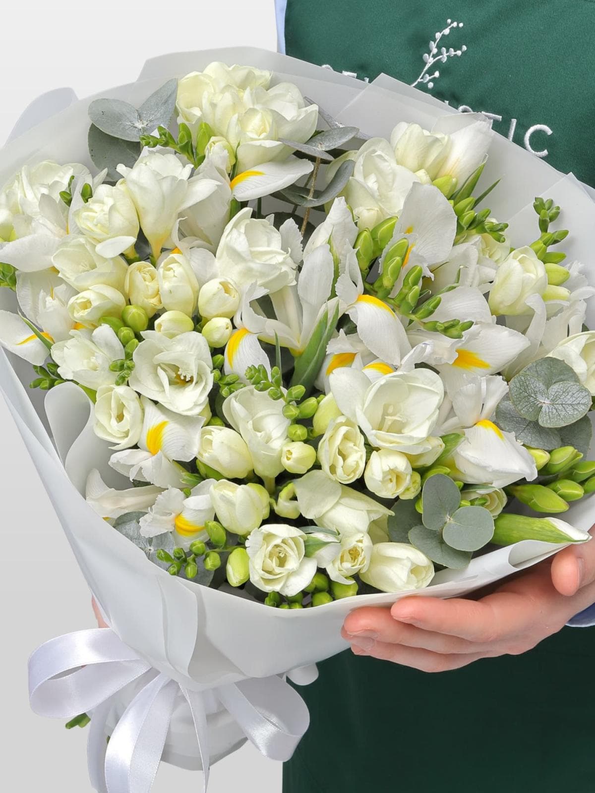 Букет из Белых Ирисов и Фрезий «Альпийская свежесть»