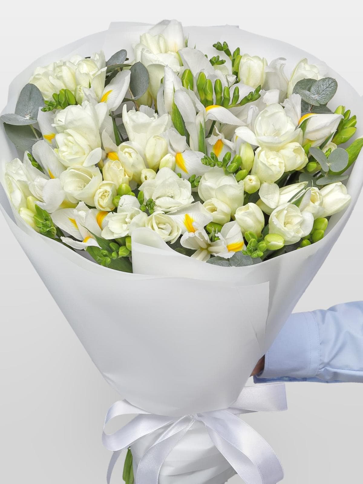 Букет из Белых Ирисов и Фрезий «Альпийская свежесть»