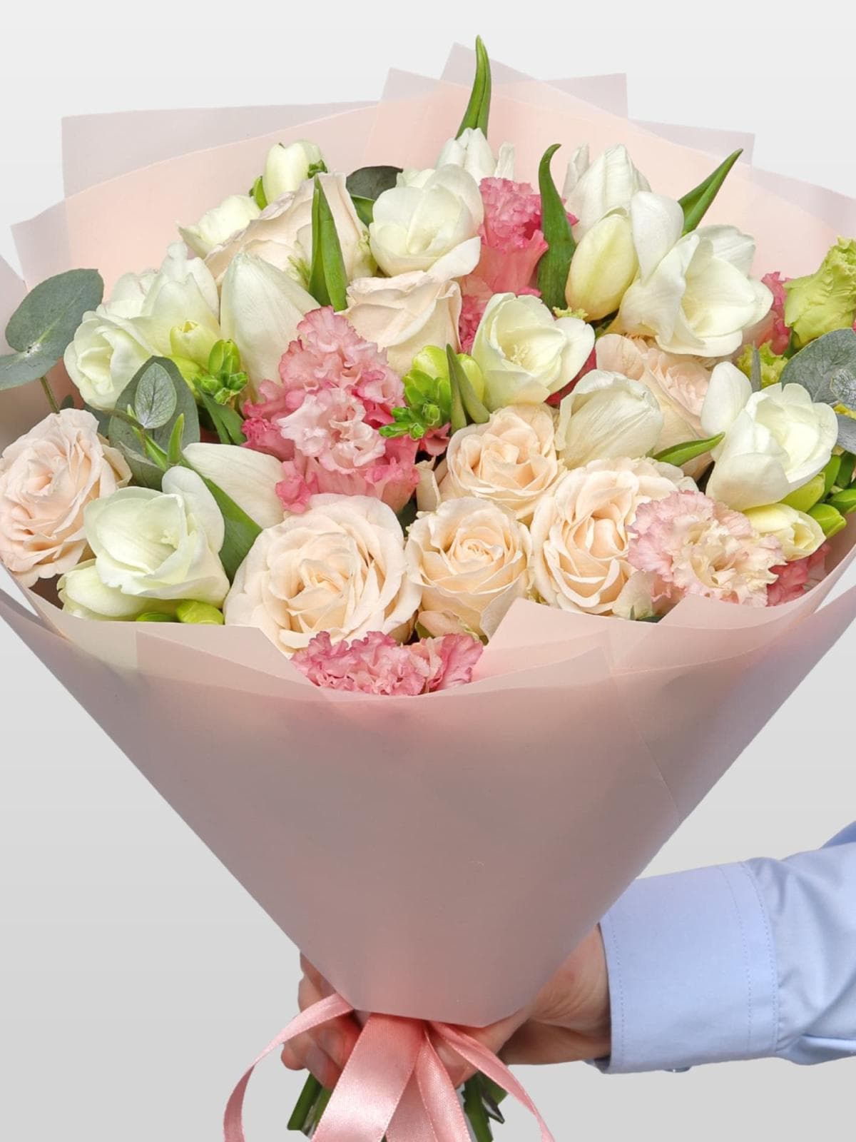 Букет из Фрезий, Тюльпанов и Кустовых Роз «Майский сон»