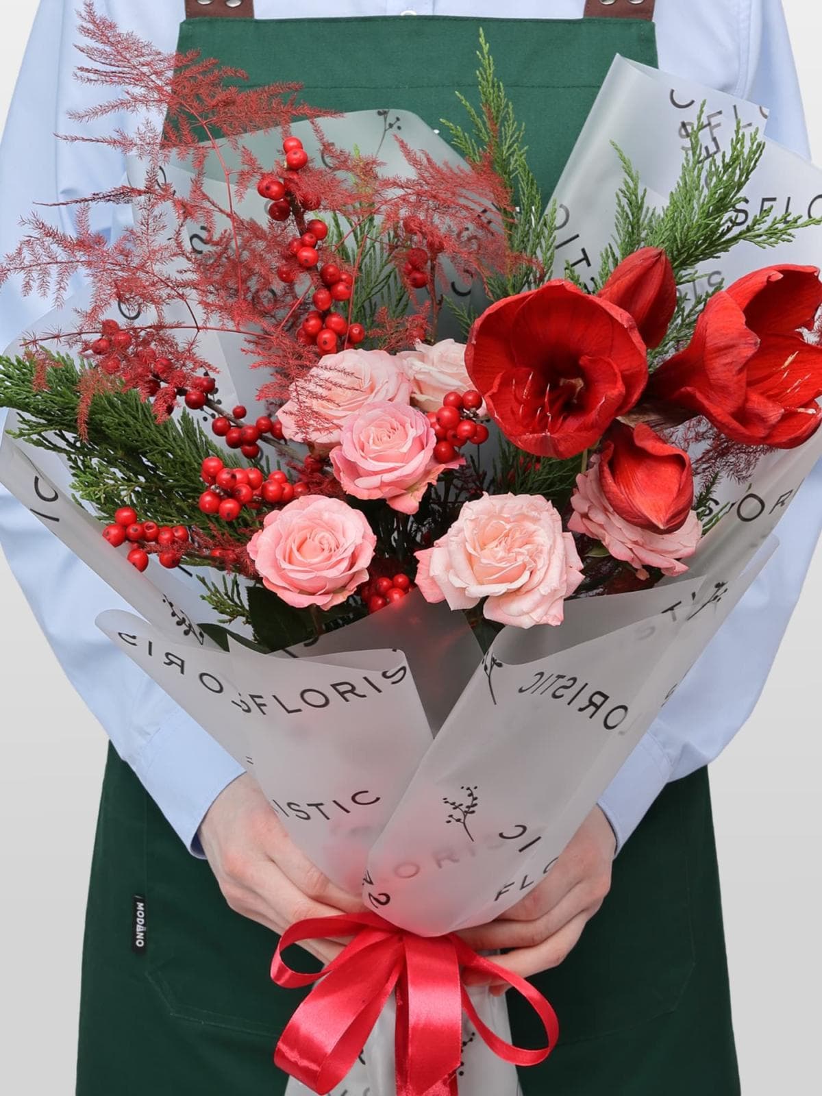 Букет из Амариллиса, Туи и Роз «Клюквенный пунш»