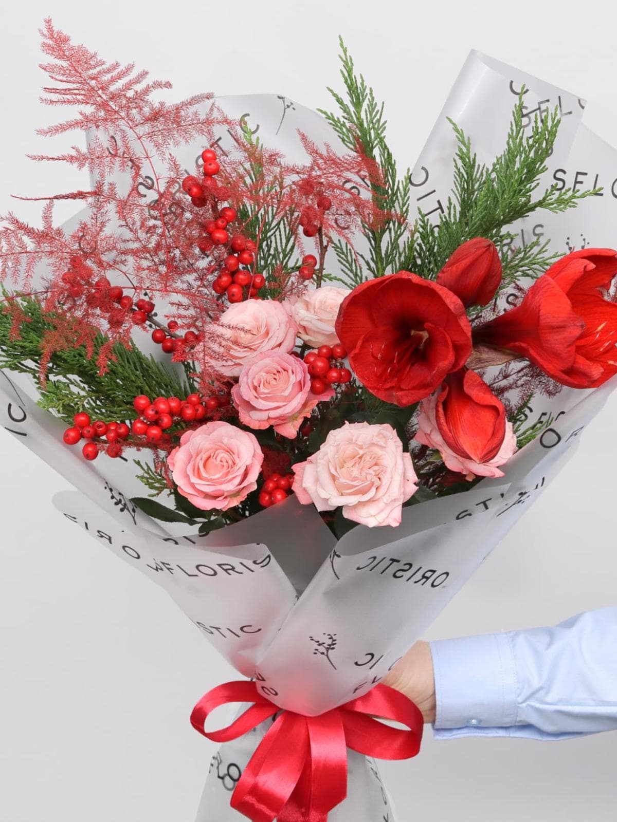 Букет из Амариллиса, Туи и Роз «Клюквенный пунш»