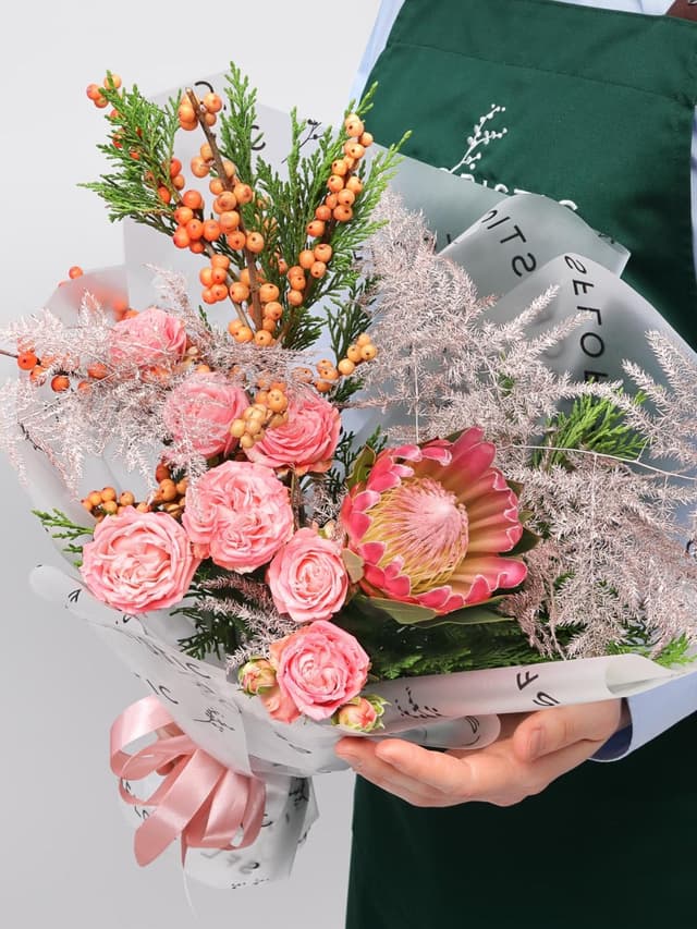 Букет из Протеи, Роз и Туи «Зачарованный лес»