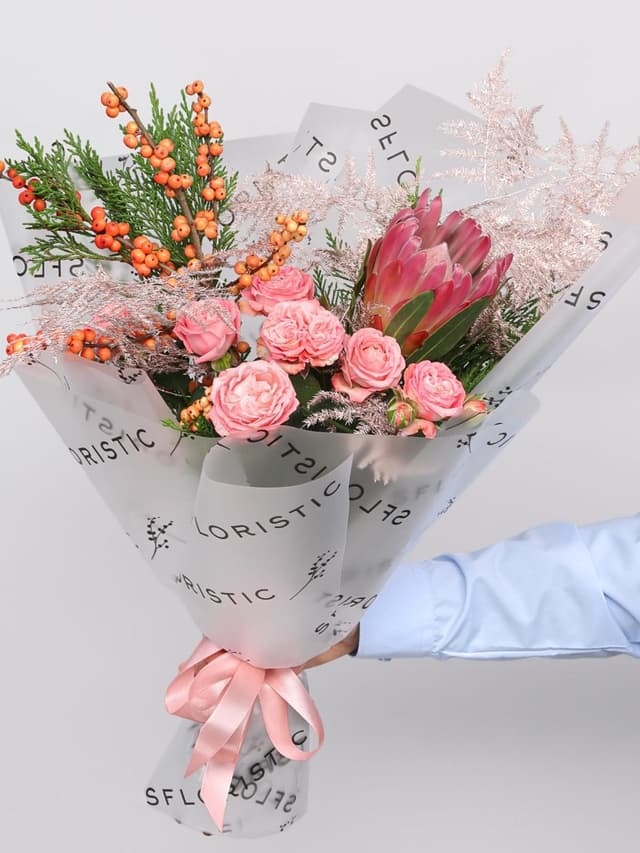 Букет из Протеи, Роз и Туи «Зачарованный лес»