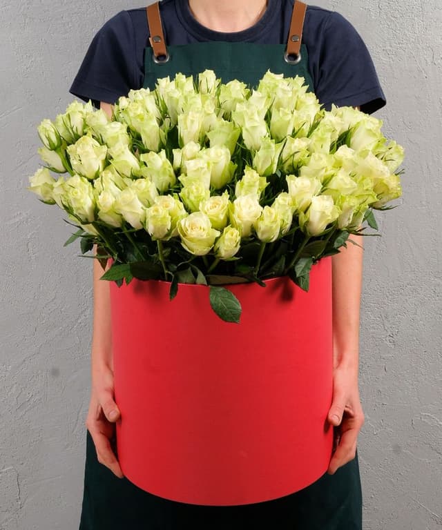 Белая роза Кения в коробке 101шт