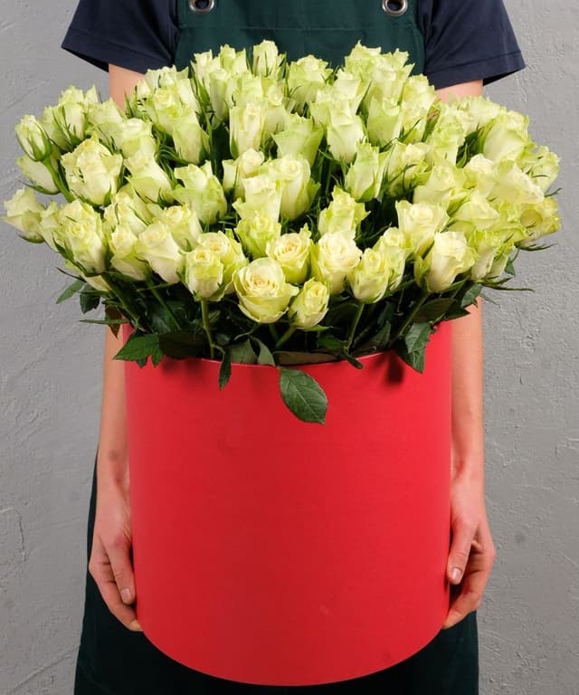 Белая роза Кения в коробке 101шт