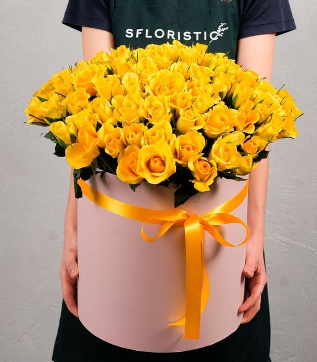 Желтая роза Кения в коробке 101шт