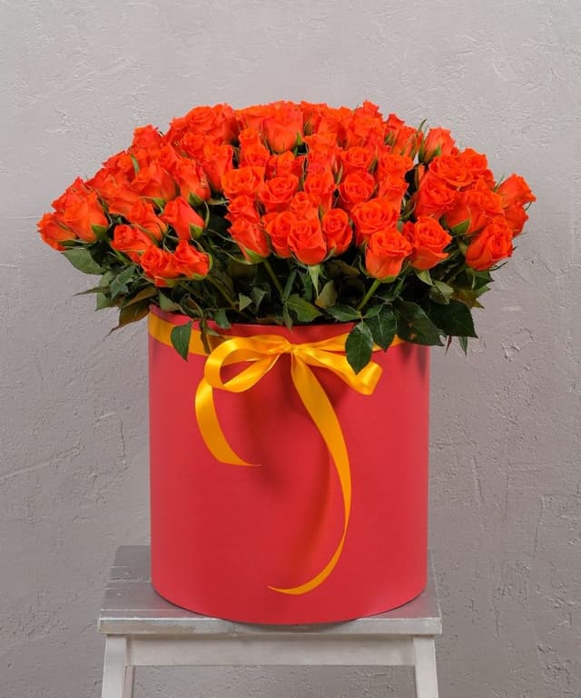 Композиция из Оранжевых Роз Кения в шляпной коробке 101шт