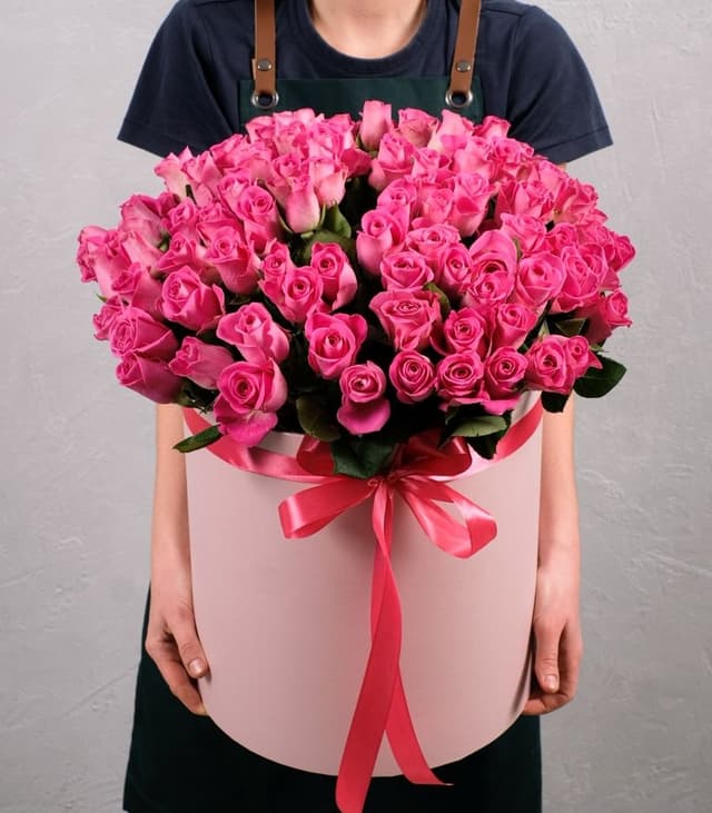 Розовая роза Кения в коробке 101шт
