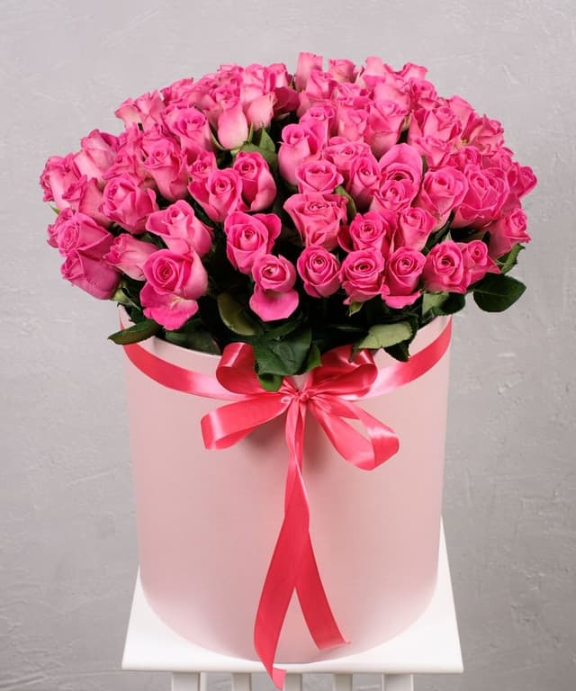Розовая роза Кения в коробке 101шт
