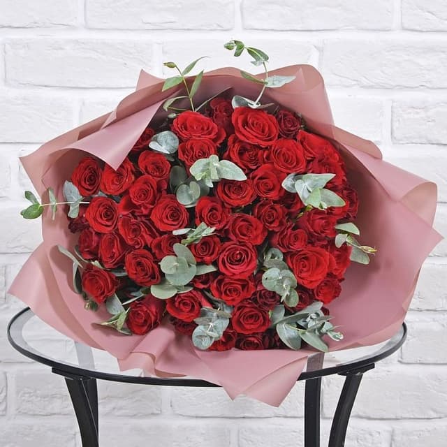 Роза Кения красная с эвкалиптом 75шт 40 см