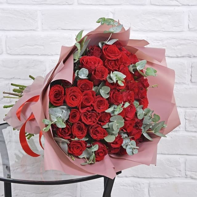 Роза Кения красная с эвкалиптом 75шт 40 см
