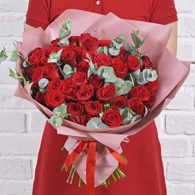 Роза Кения красная с эвкалиптом 75шт 40 см