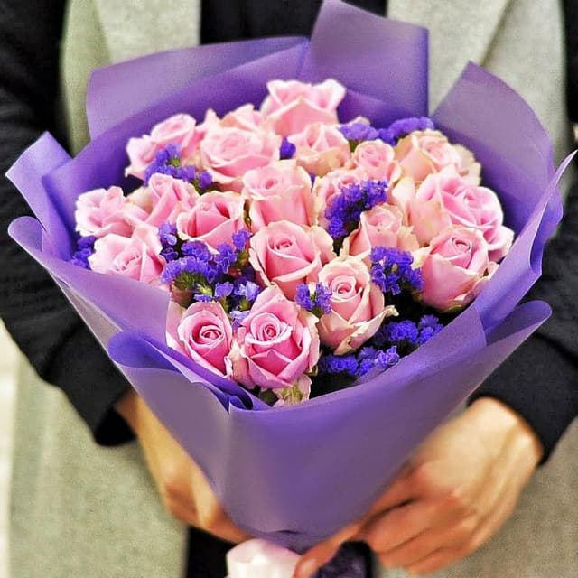 Букет из розовых Роз 40 см и Статицы «Амира»