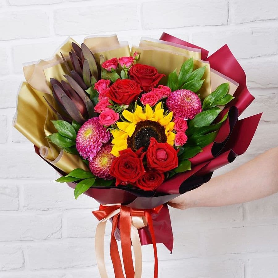 Букет из Роз, Подсолнухов и Георгин «Иноземка»