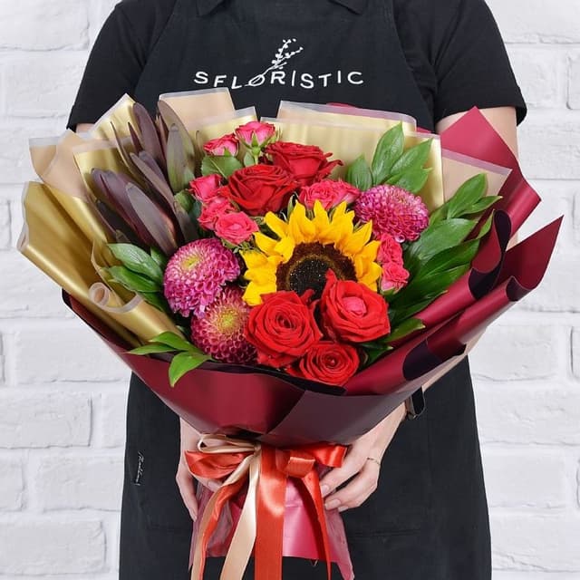 Букет из Роз, Подсолнухов и Георгин «Иноземка»