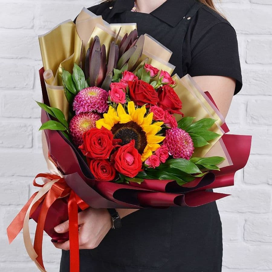 Букет из Роз, Подсолнухов и Георгин «Иноземка»