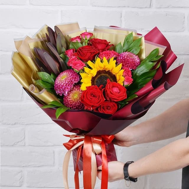 Букет из Роз, Подсолнухов и Георгин «Иноземка»