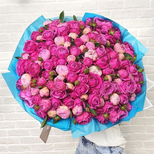 Букет из Кустовых Роз и Пионов «Писаная красавица»