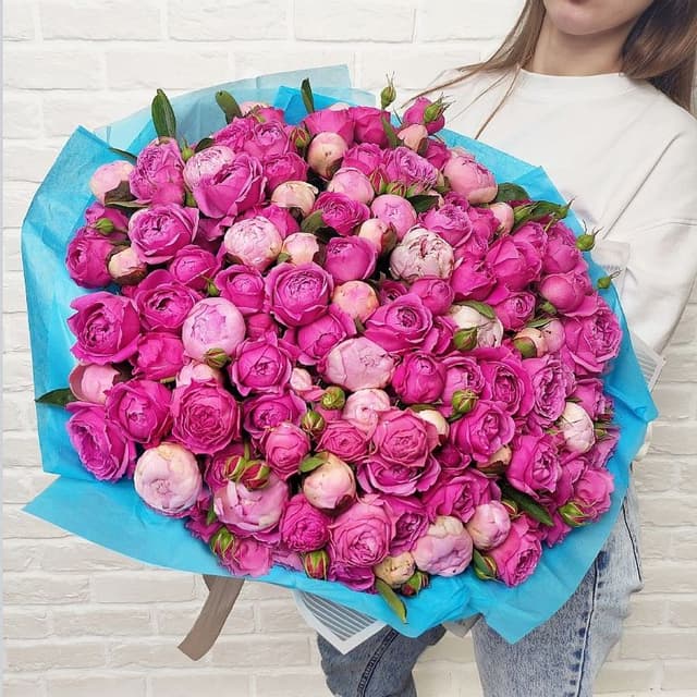 Букет из Кустовых Роз и Пионов «Писаная красавица»