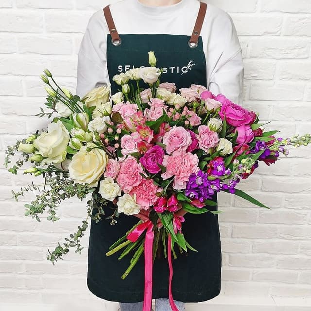 Букет из Роз, Гвоздик, Маттиолы, Альстромерий и Лизиантуса «Трепетная любовь»