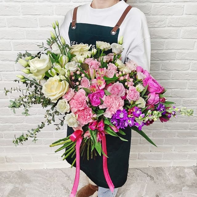 Букет из Роз, Гвоздик, Маттиолы, Альстромерий и Лизиантуса «Трепетная любовь»