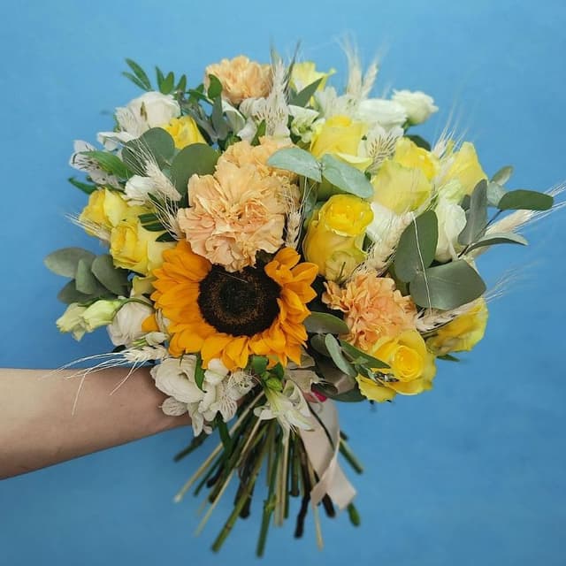 Букет из Подсолнухов, Роз, Гвоздик и Лизиантуса «Чистое поле»