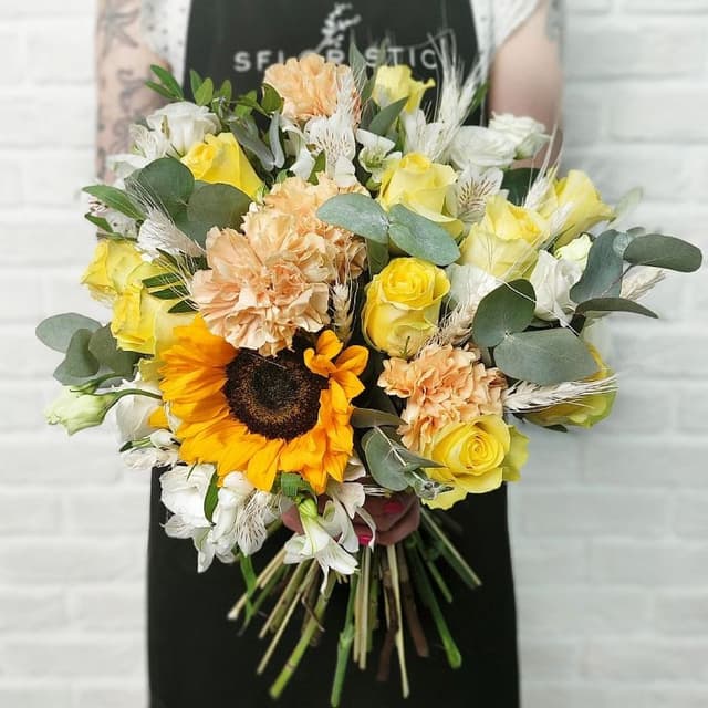 Букет из Подсолнухов, Роз, Гвоздик и Лизиантуса «Чистое поле»