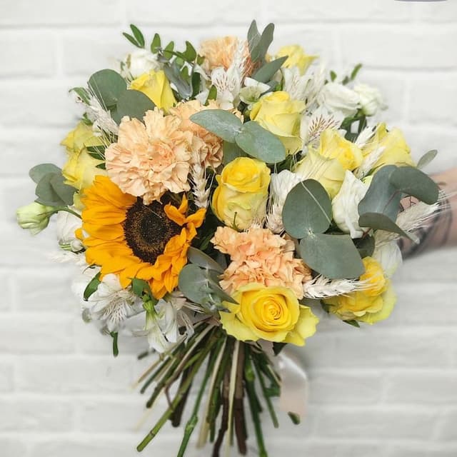 Букет из Подсолнухов, Роз, Гвоздик и Лизиантуса «Чистое поле»