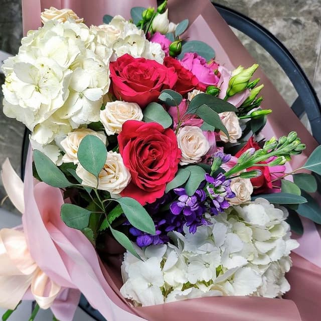 Букет из Гортензий, Роз, Маттиолы и Лизиантуса «Гармоничный аккорд»