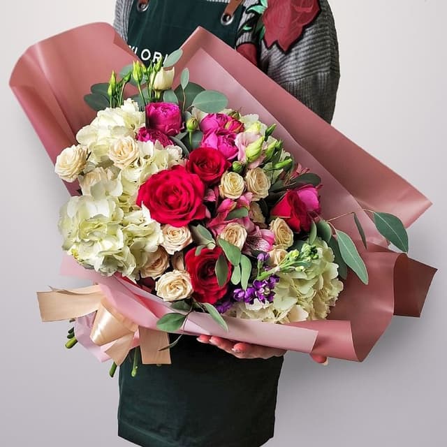 Букет из Гортензий, Роз, Маттиолы и Лизиантуса «Гармоничный аккорд»