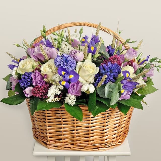 Композиция из Роз, Лизиантуса и Сирени в корзине «Румяная заря»