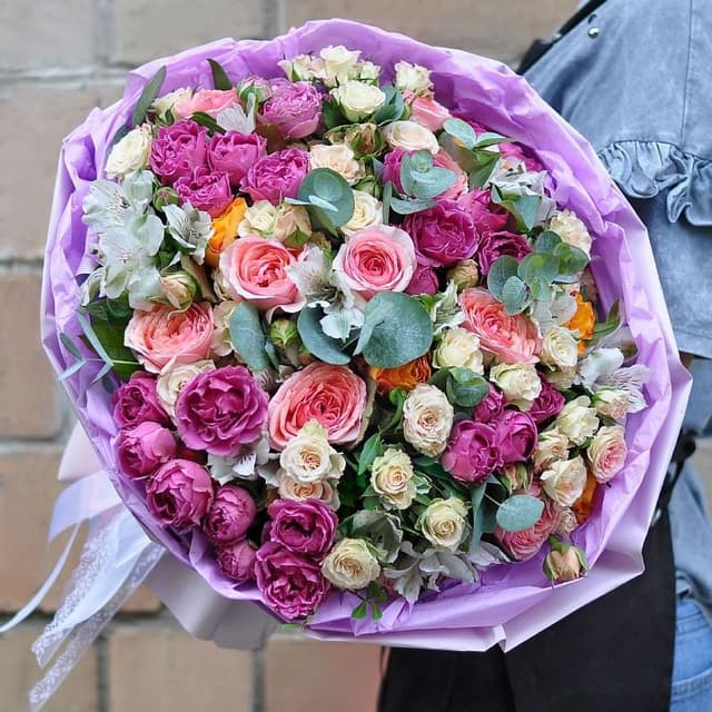 Букет из Пионовидных Роз и Альстромерий «Свет утренней зари»